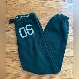 00s Aerie “Varsity Boyfit” Forest Green Sweatpants
Size: Small
EUC (No Flaws)